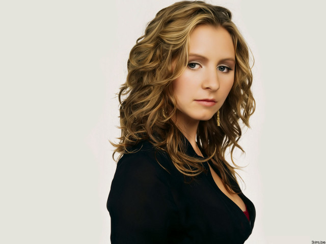 Woman longhair blackshirt portrait jewelry free wallpaper for desktop - medium preview image