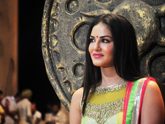 Woman green yellow dress metal free wallpaper for desktop - medium preview image