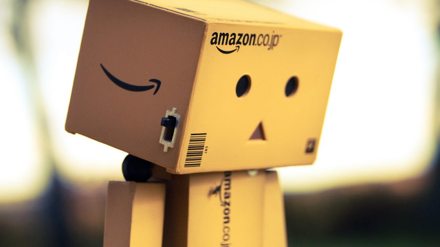 Yellow amazon box smiling face free wallpaper for desktop - medium preview image