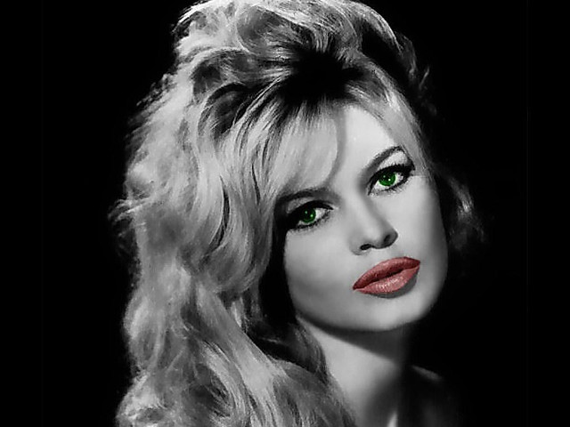 Woman green eyes red lip free wallpaper for desktop - medium preview image