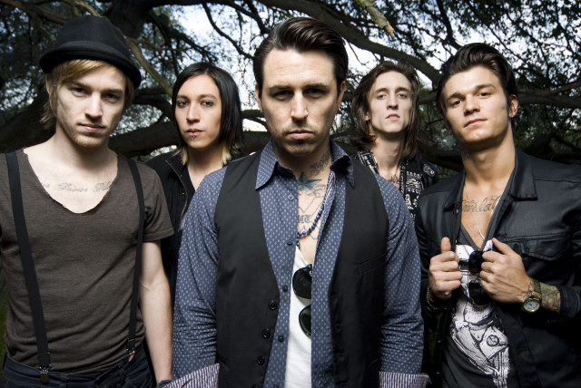 Men group standing tree camera free wallpaper for desktop - medium preview image