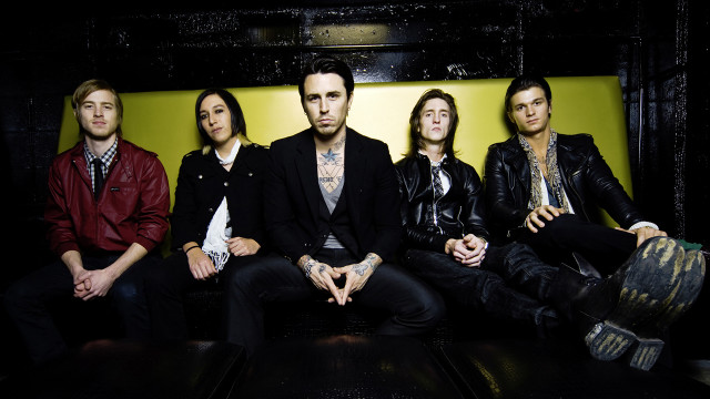 Men bench yellow walls room free wallpaper for desktop - medium preview image