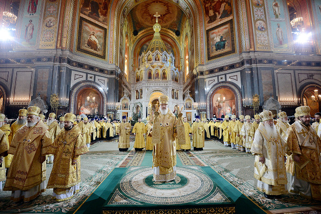 Large group yellow robes church free wallpaper for desktop - medium preview image