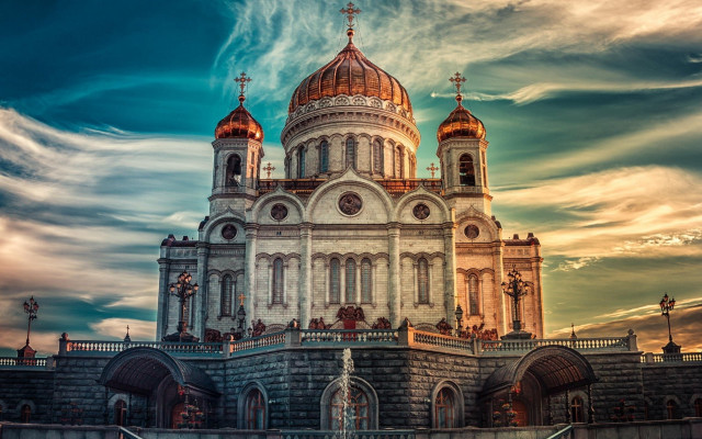 Cathedral golden dome fence cityscape free wallpaper for desktop - medium preview image