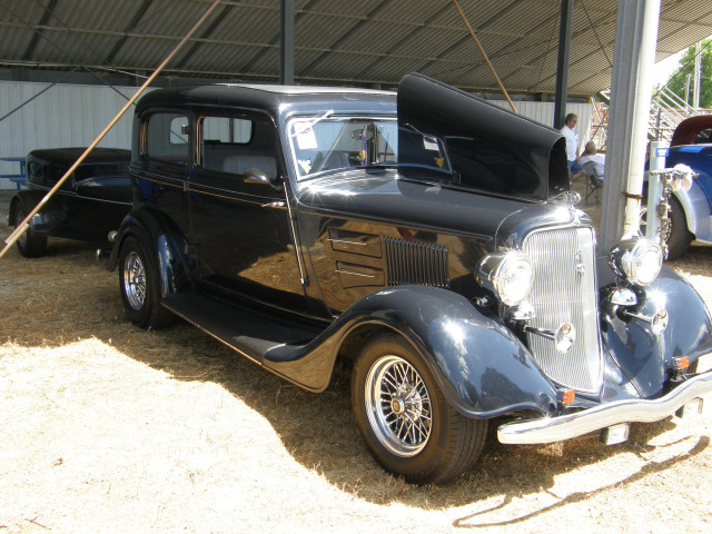 Old car metal structure parking free wallpaper for desktop - medium preview image