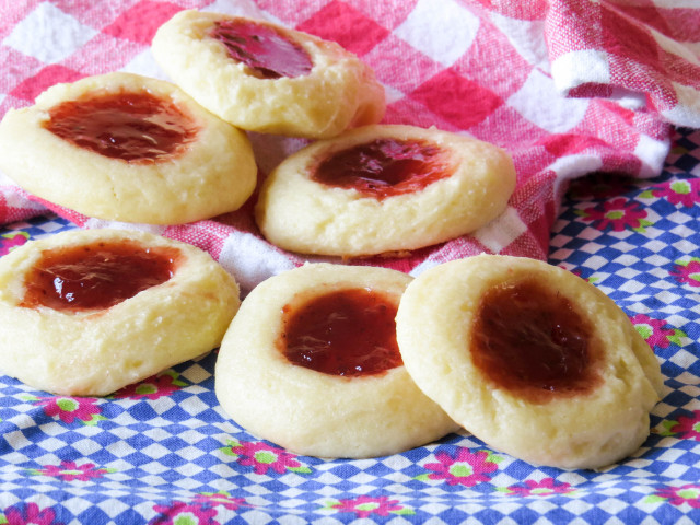 Cookies jam pile tablecloth checkered free wallpaper for desktop - medium preview image