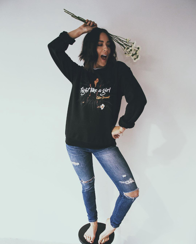 Woman stool scissors head flower free wallpaper for mobile - medium preview image