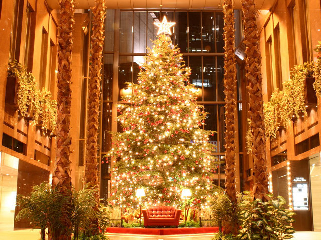 Christmas tree lobby star red free wallpaper for desktop - medium preview image