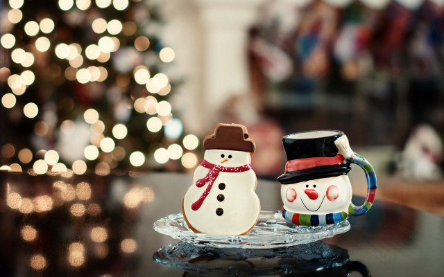 Snowmen christmas tree bokeh depthfield free wallpaper for desktop - medium preview image