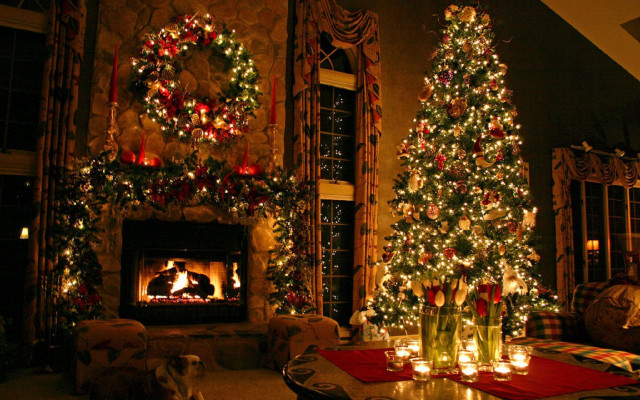 Christmas livingroom fireplace tree wreath free wallpaper for desktop - medium preview image