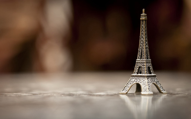 Miniature eiffel tower table blurry free wallpaper for desktop - medium preview image