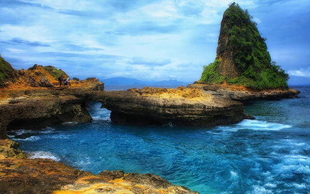 Rocky beach blue ocean rock free wallpaper for desktop - medium preview image