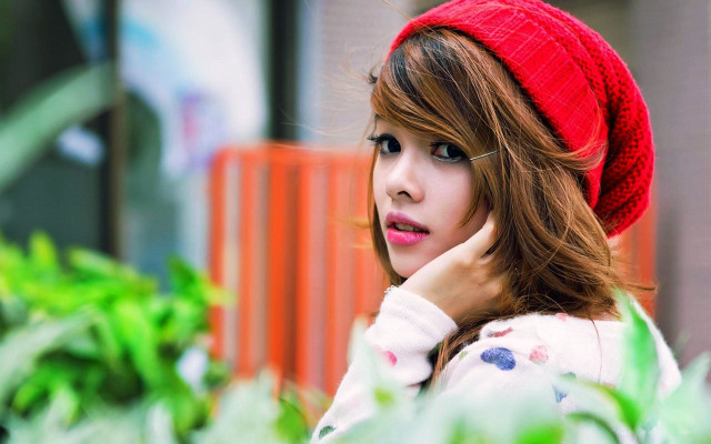 Woman red hat looking distance free wallpaper for desktop - medium preview image