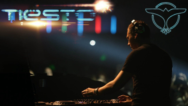 Man headphones dj set concert free wallpaper for desktop - medium preview image