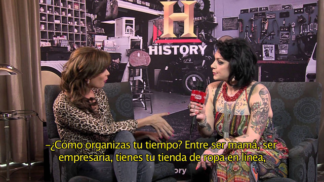 Woman talking man couch room free wallpaper for desktop - medium preview image