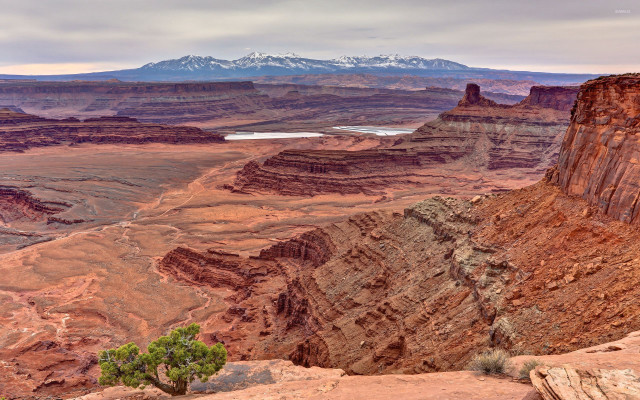 Mountain lake snow capped range free wallpaper for desktop - medium preview image
