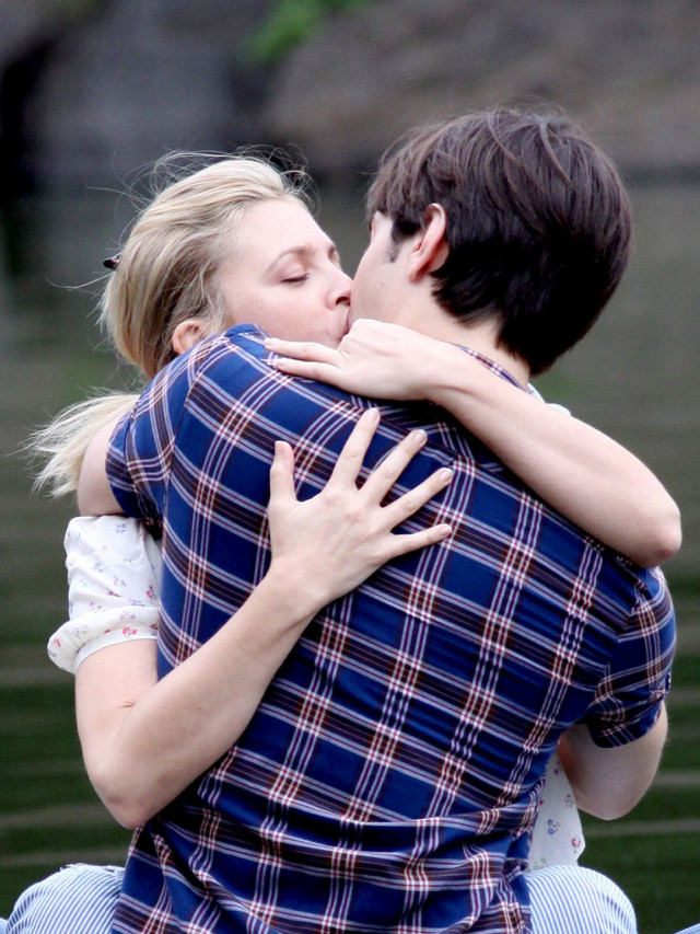 Man woman hugging grass pond free wallpaper for mobile - medium preview image