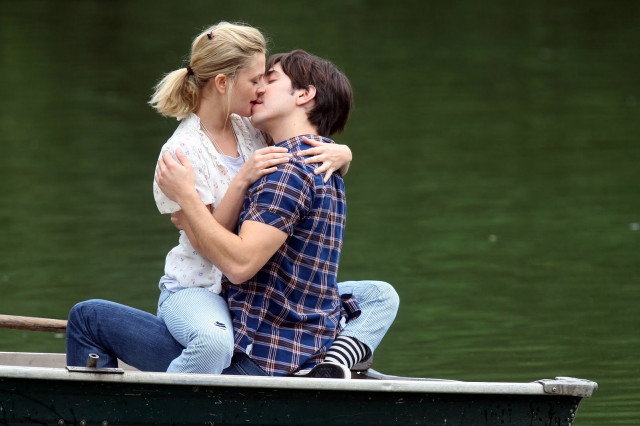 Man woman kissing boat lake free wallpaper for desktop - medium preview image