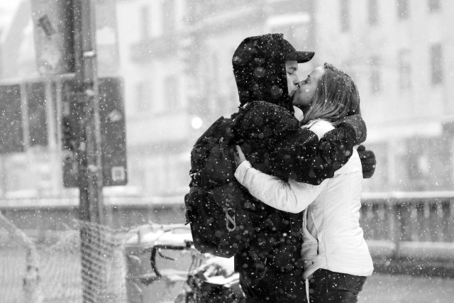 Man woman kissing snow street free wallpaper for desktop - medium preview image