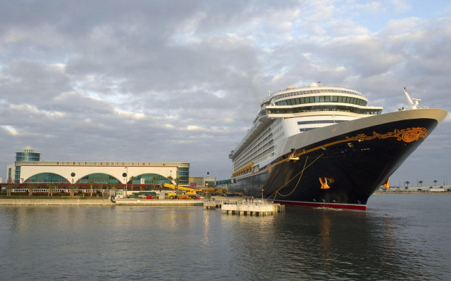 Cruise ship docked water building free wallpaper for desktop - medium preview image