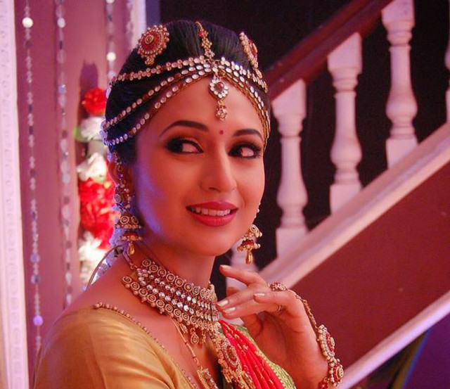 Woman indian costume staircase handhip free wallpaper for desktop - medium preview image