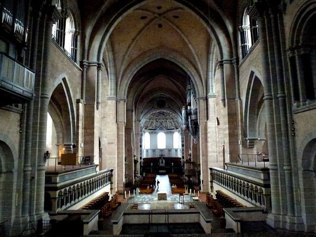 Large cathedral massive ceiling central free wallpaper for desktop - medium preview image