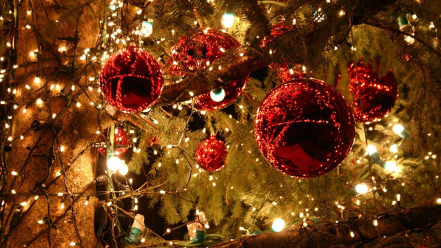 Christmas tree ornaments lights decorated free wallpaper for desktop - medium preview image