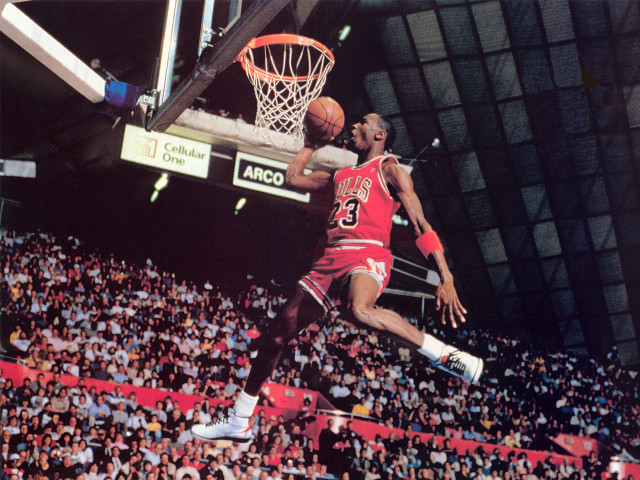 Man dunking basketball stadium crowd free wallpaper for desktop - medium preview image