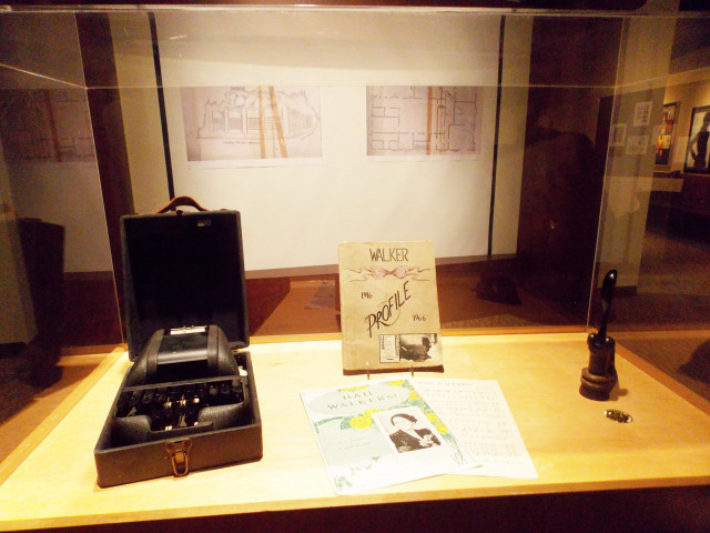 Camera notepad pen display case free wallpaper for desktop - medium preview image