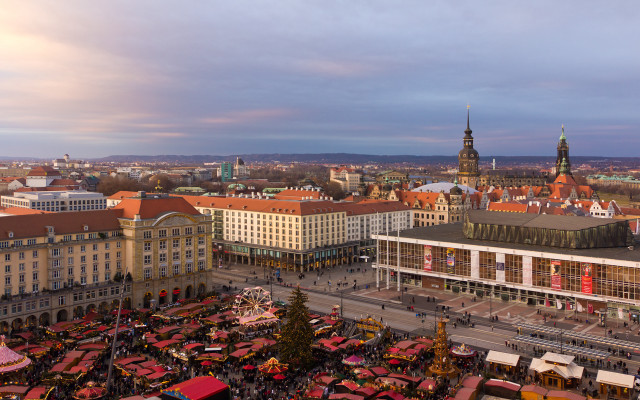 City buildings people walking red free wallpaper for desktop - medium preview image