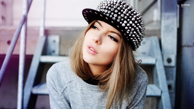 Woman hat sitting stepcase hairbrush free wallpaper for desktop - medium preview image