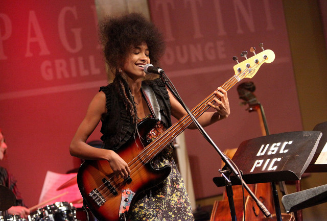 Woman playing bass guitar stage free wallpaper for desktop - medium preview image