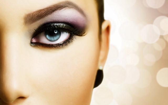Woman blue eyes black eyeliner free wallpaper for desktop - medium preview image