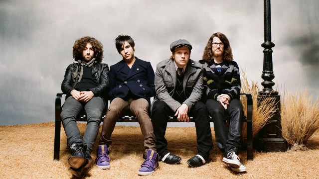 Three men bench street light free wallpaper for desktop - medium preview image