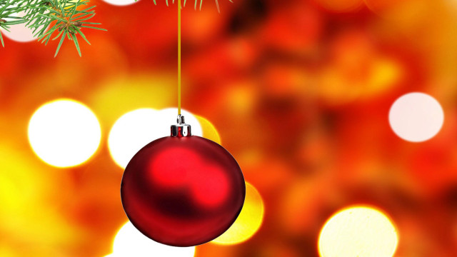 Red ornament christmas tree bokeh free wallpaper for desktop - medium preview image