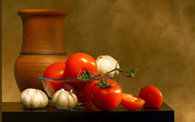 Bowl tomatoes garlic vase tabletop free wallpaper for desktop - medium preview image
