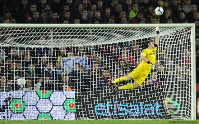 Soccer player jumping catching ball free wallpaper for desktop - medium preview image