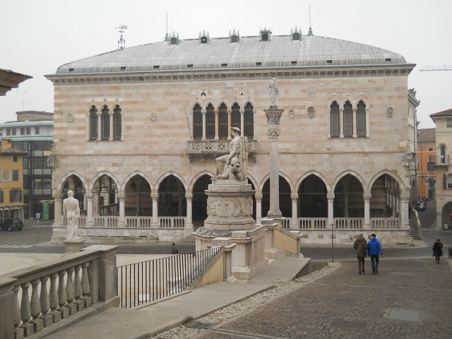 Large building statue people fence free wallpaper for desktop - medium preview image