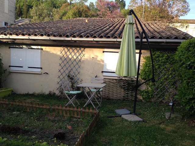 Patio table chairs umbrella backyard free wallpaper for desktop - medium preview image