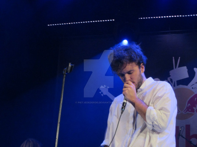 Man stage microphone surprised looking free wallpaper for desktop - medium preview image