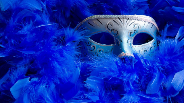 Blue mask feathers clock face free wallpaper for desktop - medium preview image