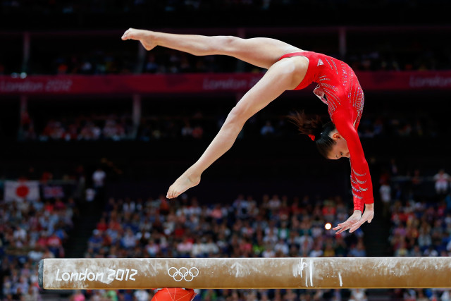 Woman balance beam trick crowd free wallpaper for desktop - medium preview image