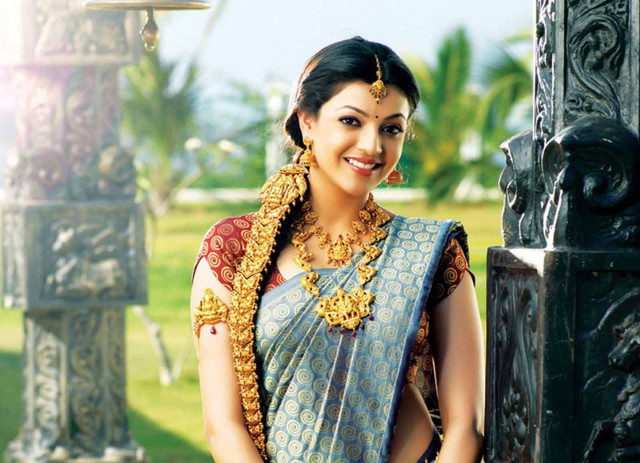 Woman sari fountain bird posing free wallpaper for desktop - medium preview image