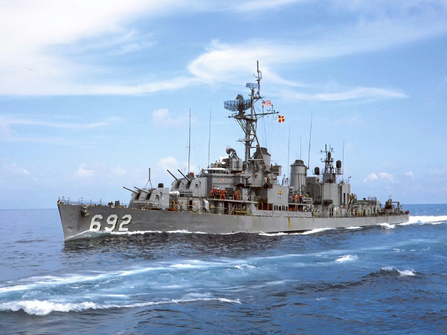 Ship sailing ocean beach sunny free wallpaper for desktop - medium preview image