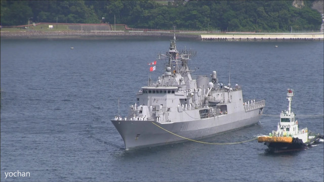 Gray ship tugboat water puzzle free wallpaper for desktop - medium preview image