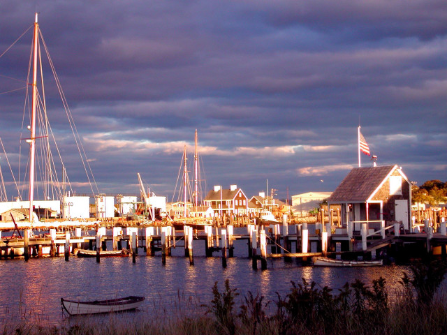 Boat docked cloudy sky building free wallpaper for desktop - medium preview image