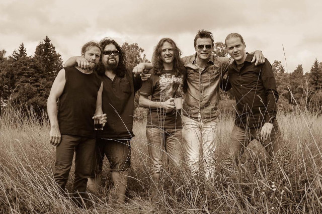 Men field grass trees cloudy free wallpaper for desktop - medium preview image