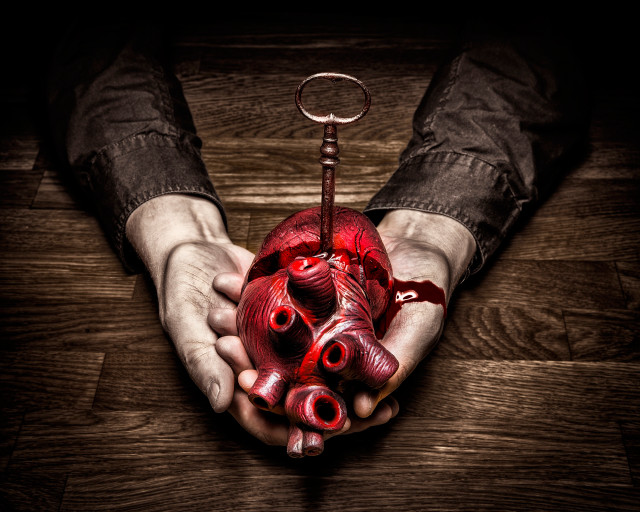 Person holding heart skeleton key free wallpaper for desktop - medium preview image