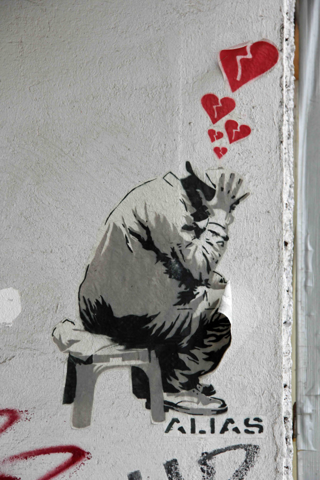 Graffiti man bench heart balloon free wallpaper for mobile - medium preview image