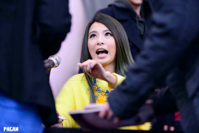 Woman yellow shirt pointing man free wallpaper for desktop - medium preview image